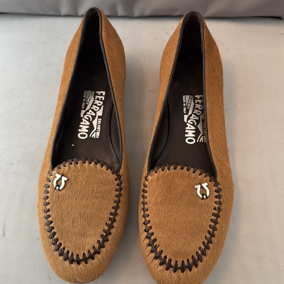 Ferragamo Salvatore women’s size 6 Elegant Tan Loafers - Picture 2 of 7